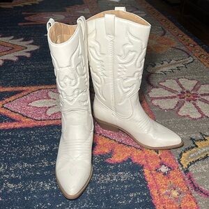 White faux cowboy boots/ cowgirl boots white gently used! Great condition.